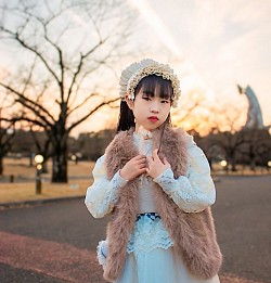 【くるみちゃん】2025年記念すべき初撮影でした！大阪の万博記念公園にて。枯れ葉が沢山落ちてて寂しげな公園風景でも撮ればエモい感じに撮れました！この日も夕焼け綺麗でした〜！