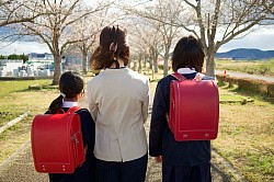 【さきちゃん・かなちゃん】ご卒業・ご入学おめでとうございます！桜のトンネルの下でスキップしたり、ポージングしたり、初撮影でしたが、心に残る撮影タイムとなりました！