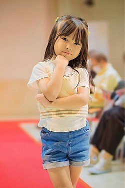 【かほちゃん】大阪のドーンセンターで、c &t企画のファッションショーにて。観客としてきてましたが、モデルさん気分になってもらって、ポージング！バッチリ撮影しました！