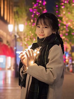 【なつきちゃん】今年はロングラン点灯の大阪・御堂筋のイルミネーション！この日は冬でしたが、お洒落な重ね着もして、素敵な表情です！