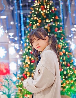【みさきちゃん】ディアモール大阪にて。季節限定のクリスマスツリーからは、「雪」が降ってきました〜動画でも撮影して、「未来の宝物」になりました！