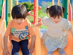 【さくとくん・ゆいなちゃん】この日は、朝から夕方まで、車移動しながらのロケ撮！車での移動時間も合計2〜3時間！？それでも、途中に寄った公園で、目一杯遊ぶ、めっちゃタフな兄妹！撮影も楽しんでくれました！