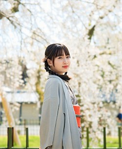 【ゆうなちゃん】京都御苑での撮影。４月初旬には最盛期。枝垂れ桜が特に美しく、枝と遊びながら豊かな表情を撮らせてもらいました。なにげにユキヤナギも素晴しく美しかったです！ブログ記事もあります！