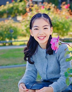 【えみかちゃん】大阪・中之島公園のバラ園で撮影。周囲にはビル群があり都会の雰囲気満点！晩秋だったので、少しバラの数は少なかったですが、存在感は見事！バラとおしゃべりしてもらいました！