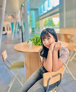 【えりさちゃん】真夏で暑すぎる日でしたが、カフェで休憩！いや、カフェじゃなく、船の待合所です！お洒落な雰囲気に溶け込んでますね〜