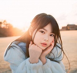 【みぃちゃん】愛知県・鞍ヶ池公園にて。こんなにクールな表情もできるし、子どもらしい笑顔も出るし！公園ロケ撮は、開放的で最高！夕方の逆光で、キラキラ✨した雰囲気で撮れました！