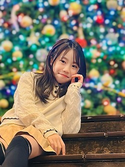 【あおいちゃん】大阪・心斎橋のビッグステップ！クリスマスツリーをバックに、座りポージングをバッチリ撮らせてもらいました！