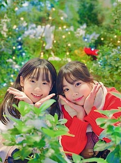 【すみれちゃん・かなでちゃん】大阪心斎橋のビッグステップは、冬イルミが素敵！この写真明るいですが夜です！