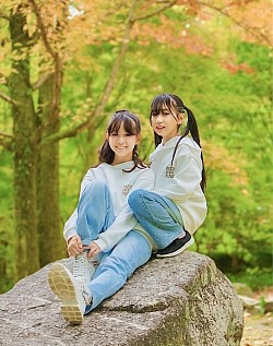 【ゆいちゃん・りおちゃん】歳の差２つのお友達！万博記念公園の秋は、紅葉バックの撮影が映えます！落ち葉集めて頭上からパラパラ〜とか！
