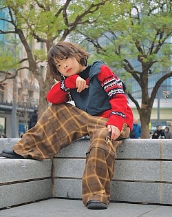 【うたくん】大阪のなんば広場にて。周りをビルに囲まれて、都会の雰囲気満点のストリートフォトです！このロケーションで「かっこいい」度が存分に発揮されてました！