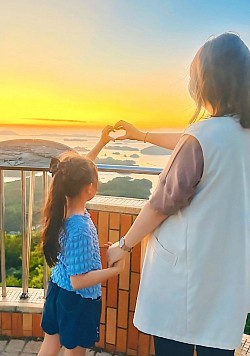 【ひなちゃん】長崎県の展海峰！九十九島を一望しながらの夕暮れ、感動的ビュー！！このロケーションで素敵な撮影ができないわけがない！(前画像と別の日に撮影)